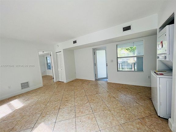 4th image of 950 Bay Dr APT 6