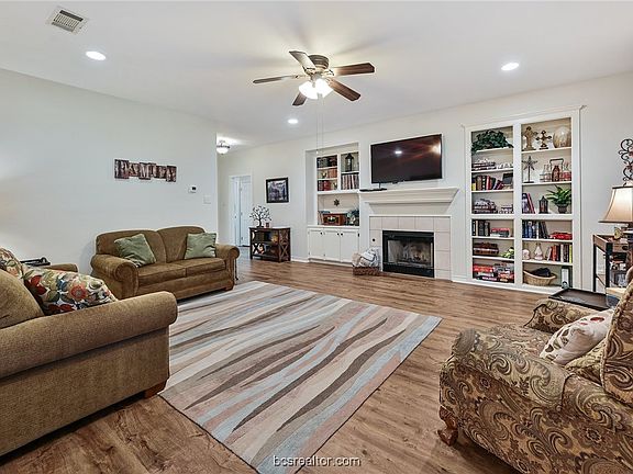3rd image of 232 Stuttgart Cir