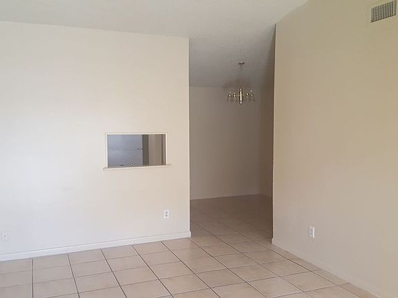 4th image of 3220 Bloomingdale Villas Ct
