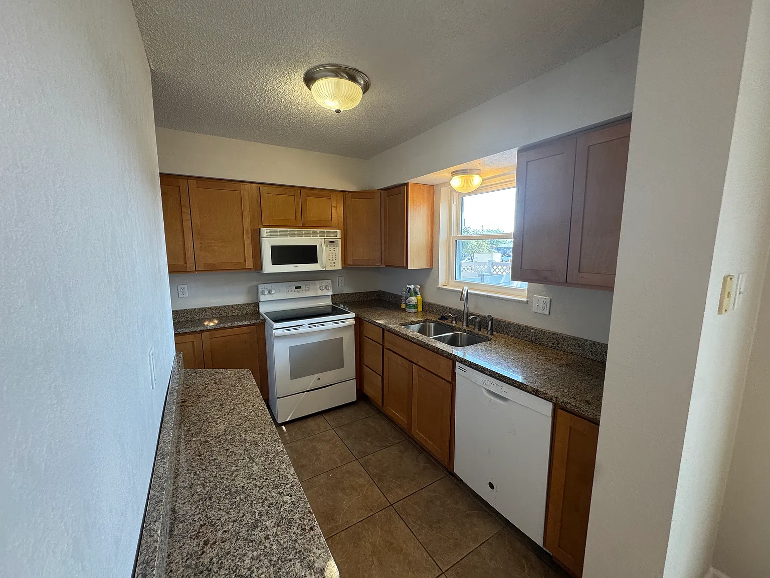 1020 Lacouer Dr — Photo 2