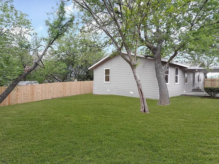 1326 Ervin St — Photo 2