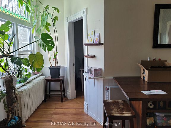 4th image of 190 Colborne St