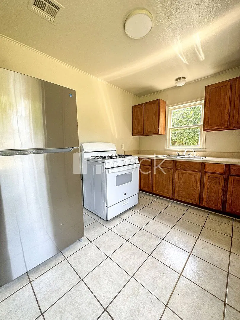 3 Bedroom Home in Del City with fresh paint & new carpet! — Photo 4