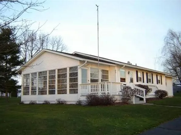 93 Lakewood Dr, Swanton, VT 05488