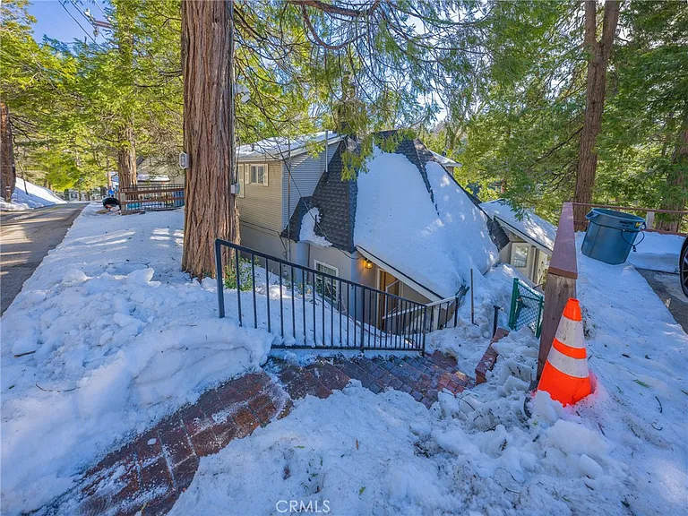233 Corona Cir — Photo 3