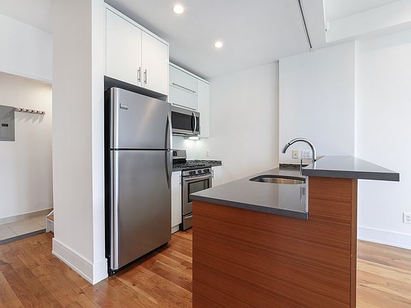 2nd image of 17 Kingsland Ave APT 3F