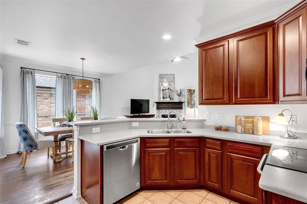 4 bed, 1843 sqft, $2,750 — Photo 3