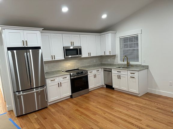 4th image of 82 Wayside Dr