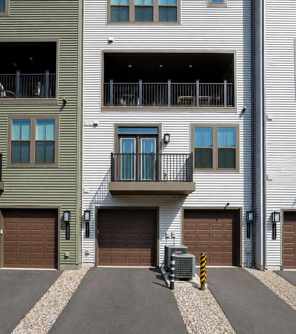 3 bed, 2.5 bath, 1628 sqft, $3,300 — Photo 2