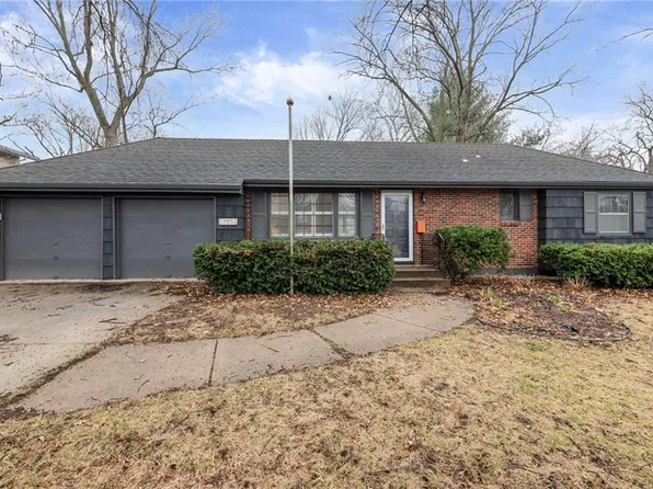 9005 Grandview Dr, Overland Park, KS 66212