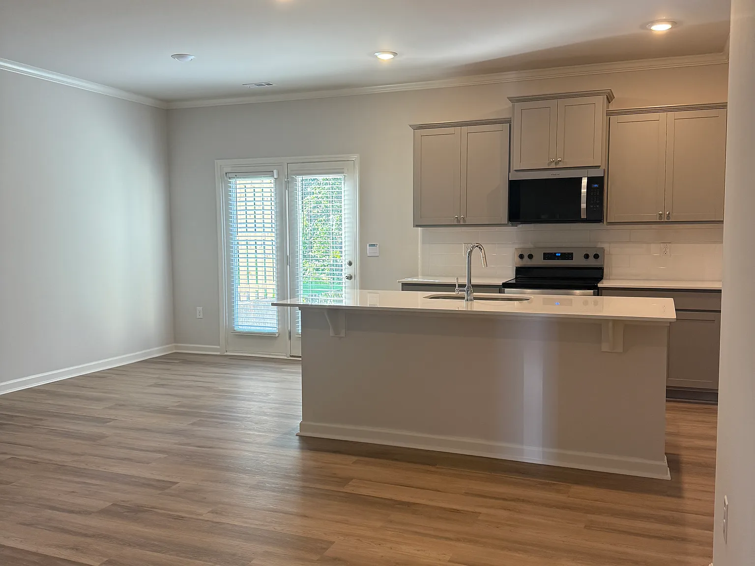 3 bed, 2.5 bath, 1877 sqft, $2,150 — Photo 3