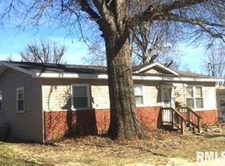 911 E Webster St, Benton, IL 62812