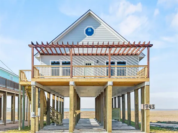 1743 Bluewater Hwy, Surfside Beach, TX 77541