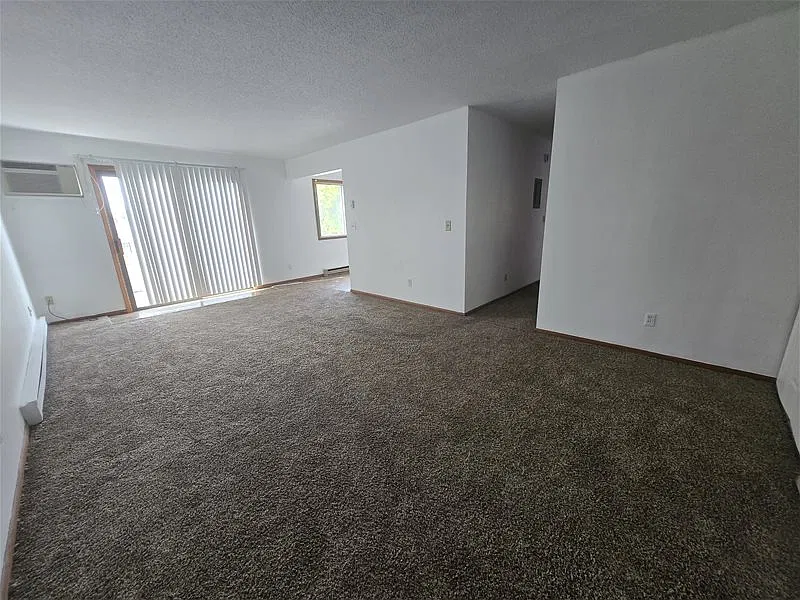 2 bed, 1.0 bath, 800 sqft, $825 — Photo 2