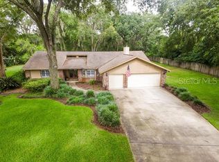 17520 Drake Ct, Lutz, FL 33559