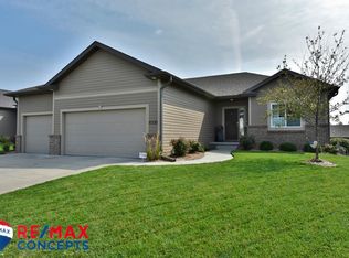 8330 Emery Ln, Lincoln, NE 68516