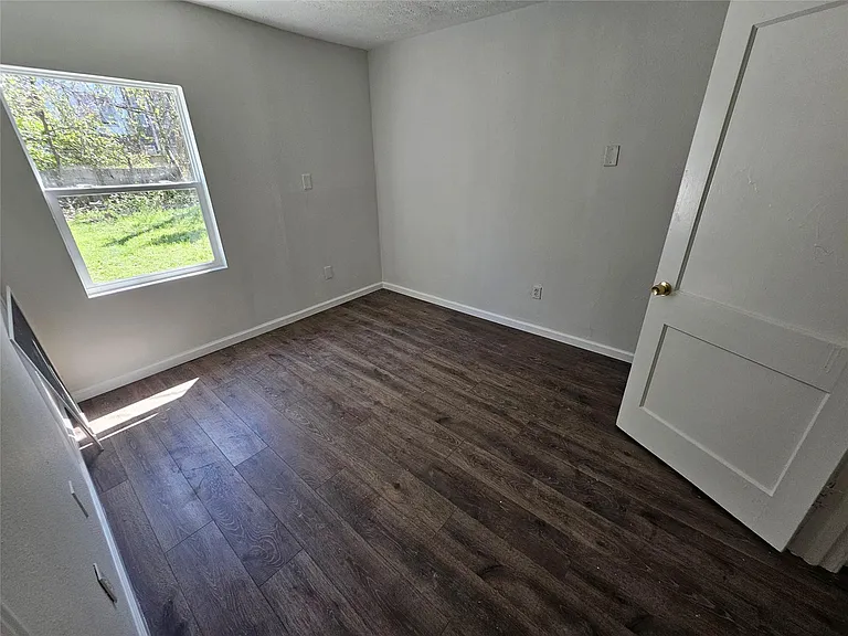 6015 Beekman Rd — Photo 8