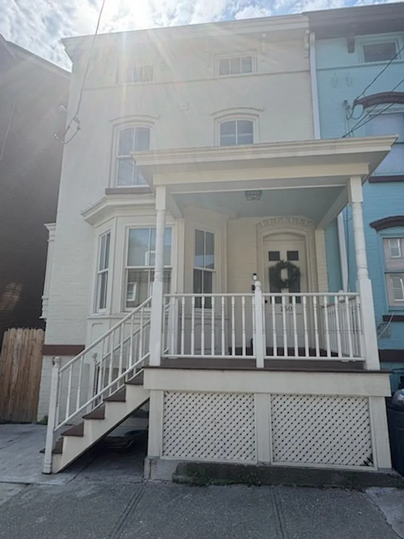Price Reduced!! Spacious 2br/2ba Apartment In The Heart Of Newburgh 150 Lander Street — Photo 2