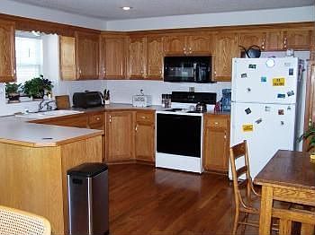 3rd image of 1220 SE Rosehill Dr