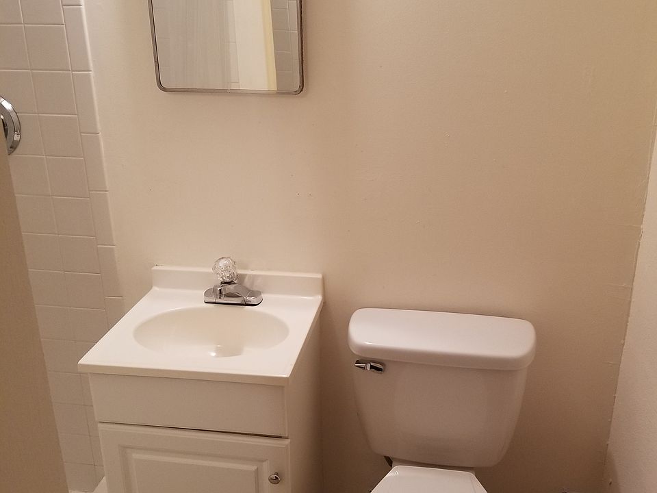 2nd image of 2110 Larchwood St NE
