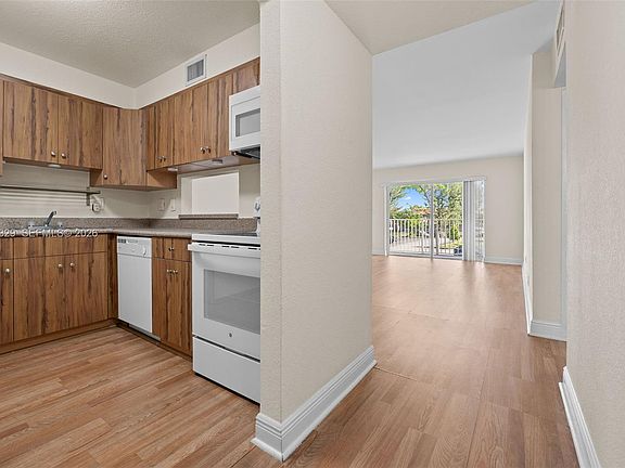 4th image of 5241 Geneva Way APT 201