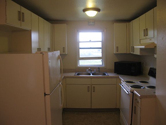 3rd image of 1023 N Chestnut Ave