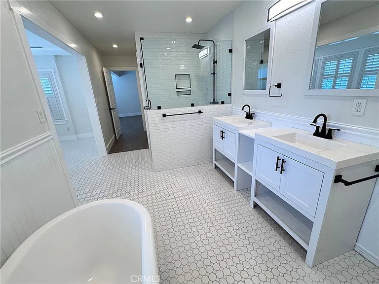 2716 S La Salle Ave — Photo 32