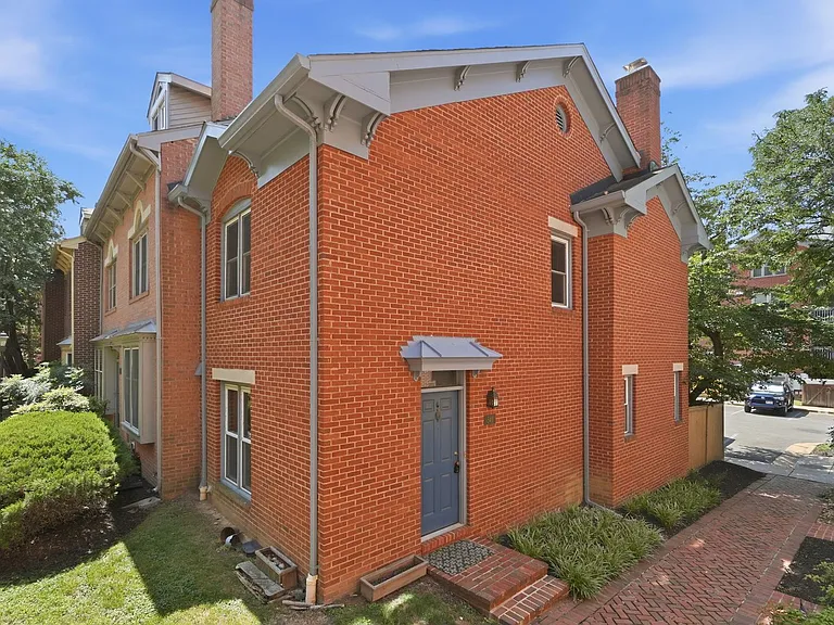 541 Colecroft Ct — Photo 2