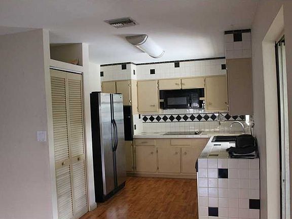 3rd image of 1421 S Deerfield Ave