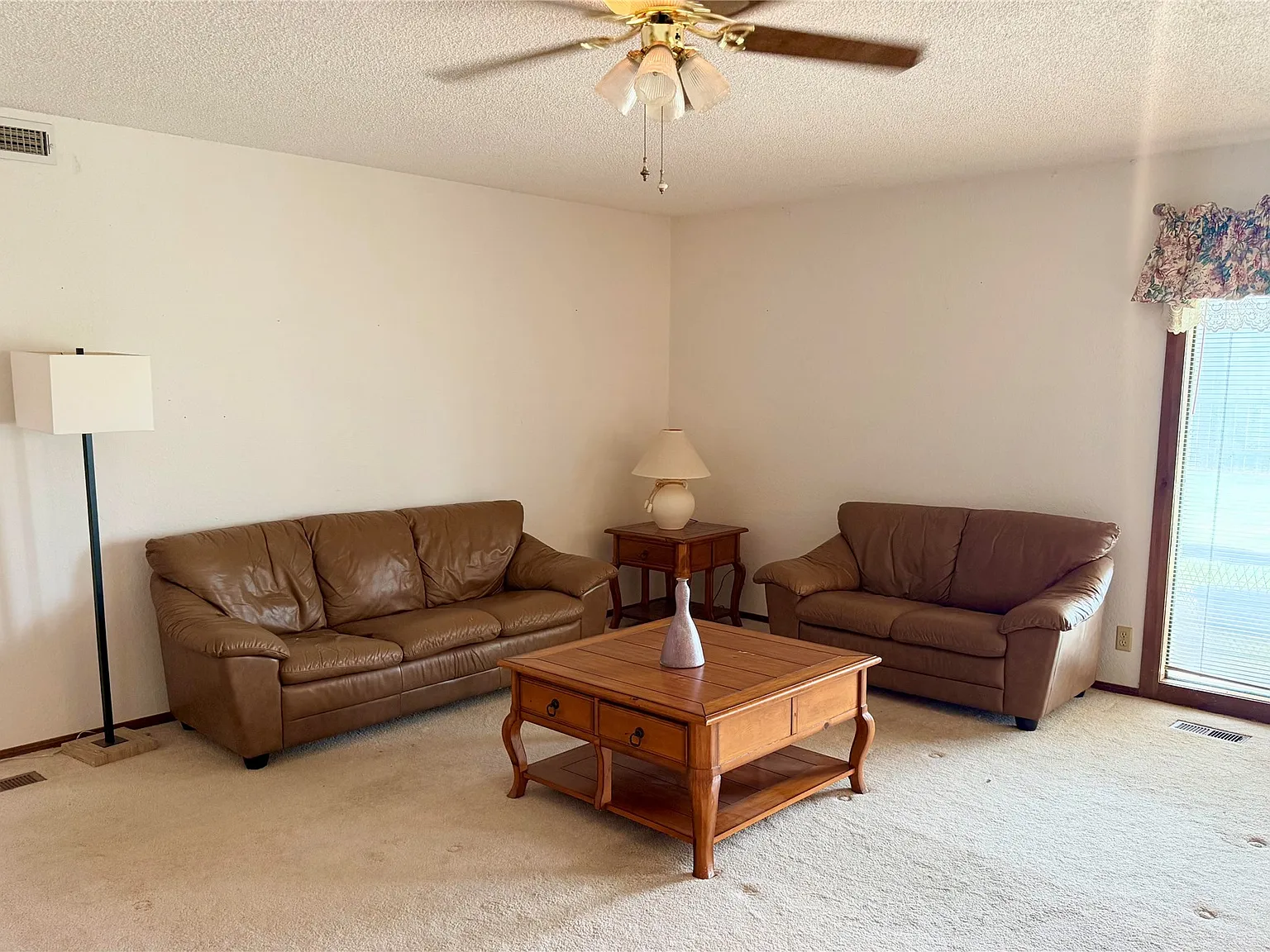 3 bed, 2.5 bath, 2423 sqft, $2,000 — Photo 3