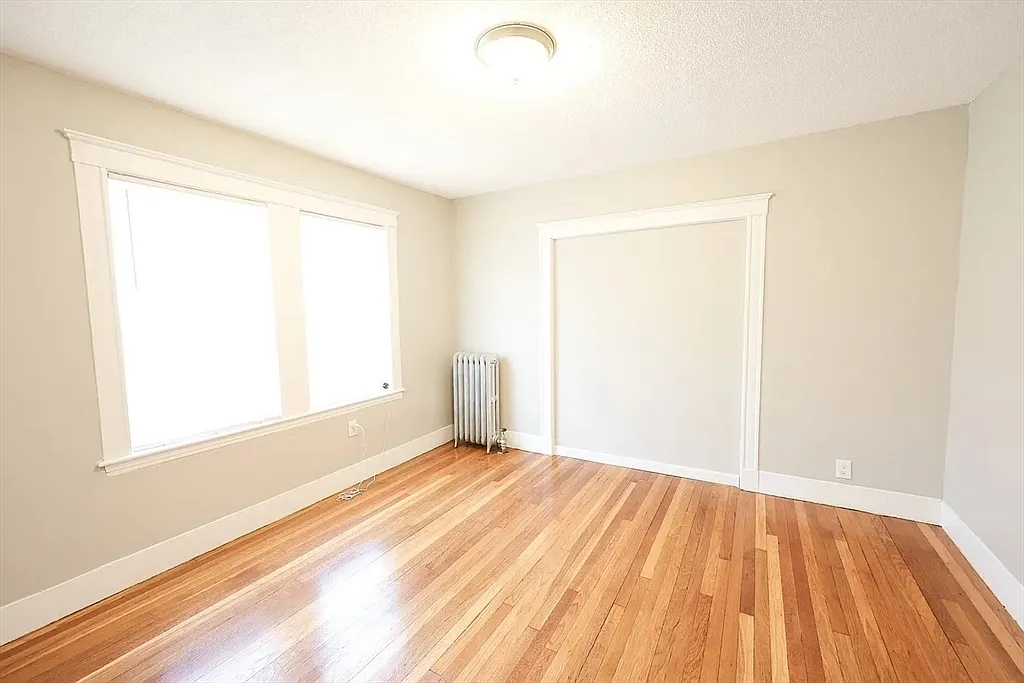 3 bed, 1.0 bath, 1100 sqft, $2,900 — Photo 3