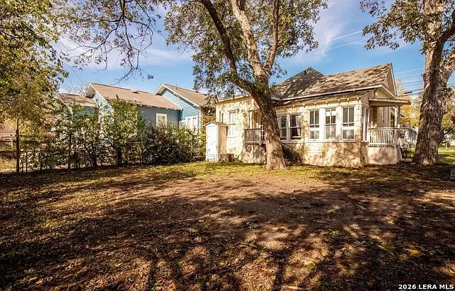 1820 E Houston St — Photo 19