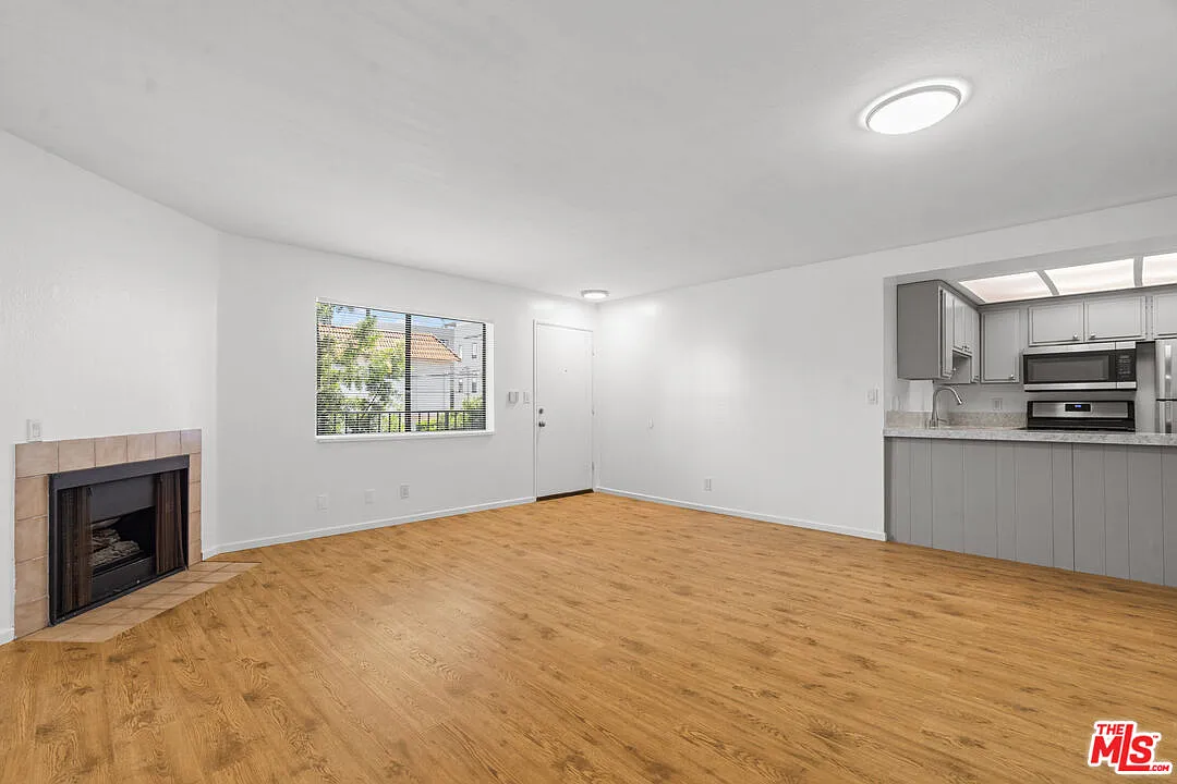 2 bed, 2.0 bath, 1100 sqft, $4,975 — Photo 3