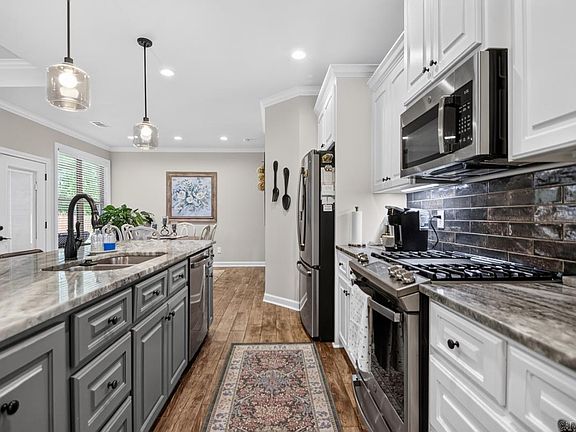 4th image of 820 Oak Forest Cir