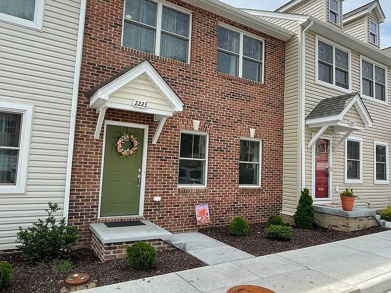 2223 Deyerle Ave — Photo 1