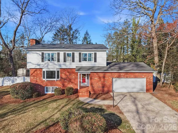 1347 10th Street Dr NW, Hickory, NC 28601