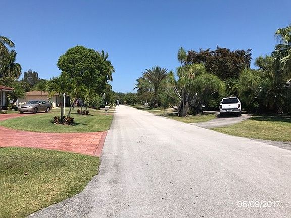 Exterior Neighborhood (street photo)