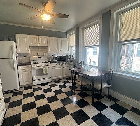 3rd image of 32 Chiswick Rd #5