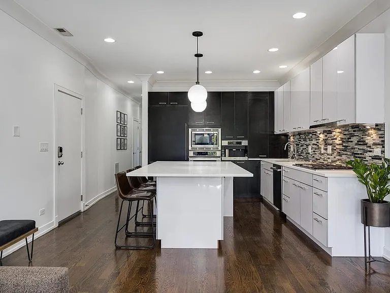 1424 W Walton St #2 — Photo 3