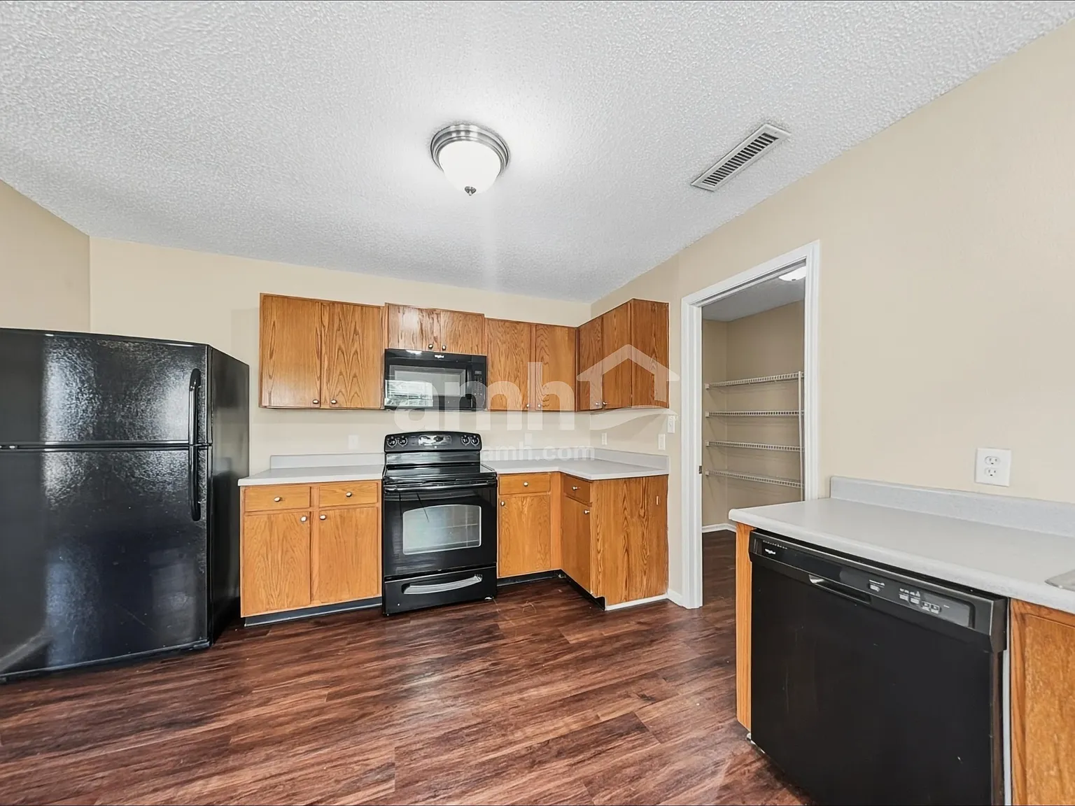 3 bed, 2.5 bath, 2124 sqft, $2,125 — Photo 3