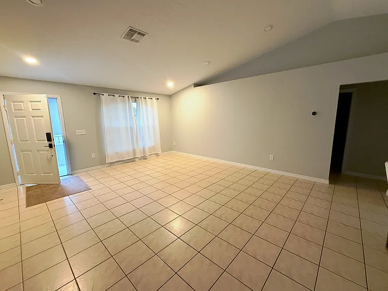 Living room/dining area