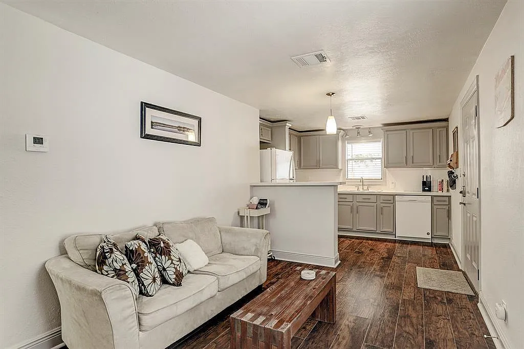 1 bed, 1.0 bath, $1,325 — Photo 2