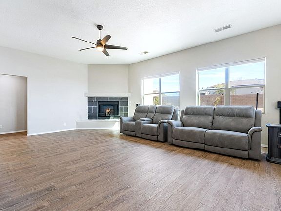 5th image of 200 Aldaba Cir NE
