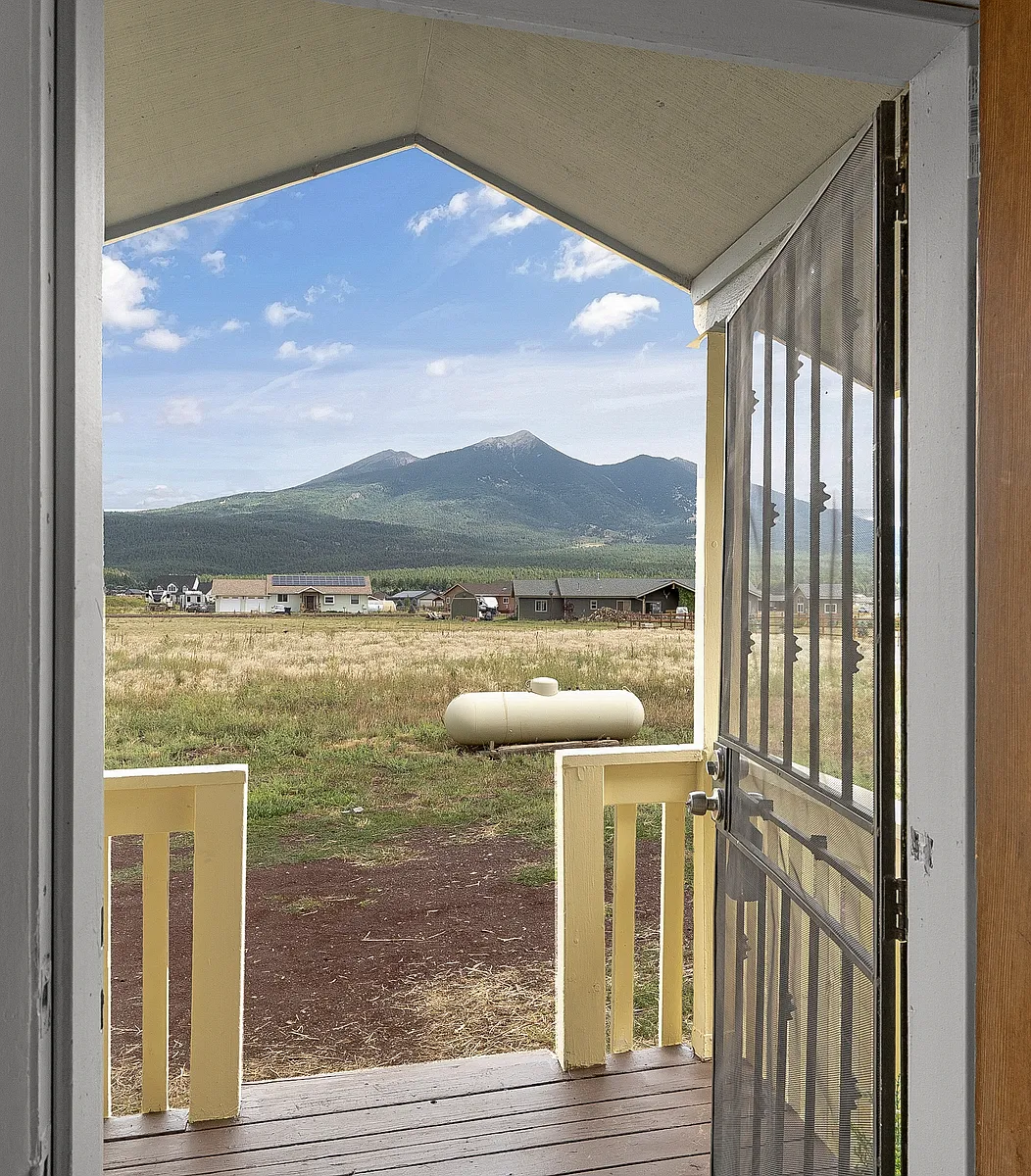 Building Photo - 7400 N Saddle Trl