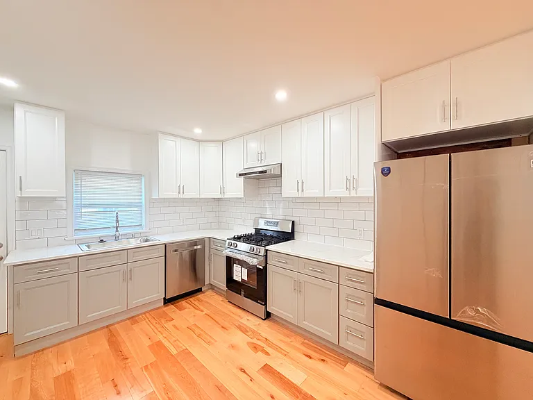 2321 S Front St — Photo 3
