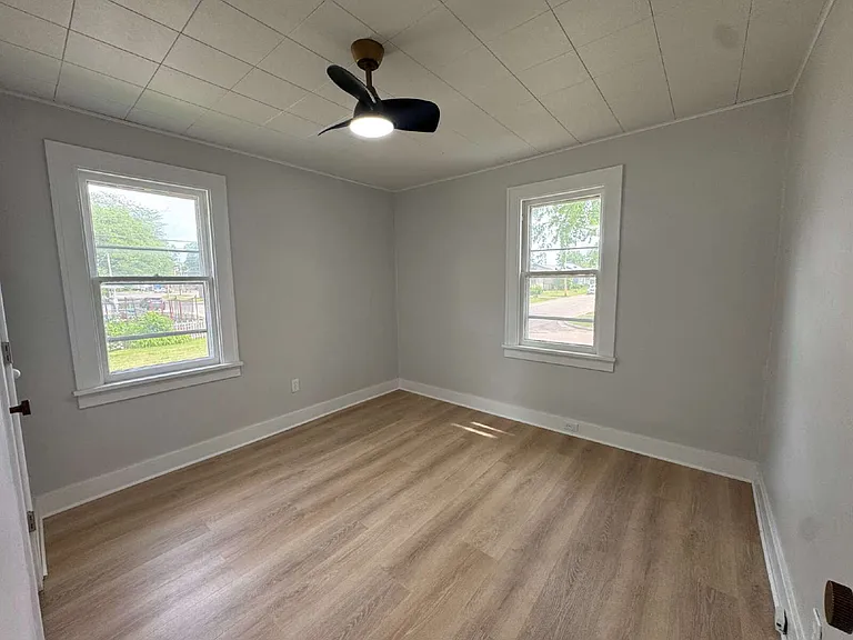 122 Lawndale Ave — Photo 8