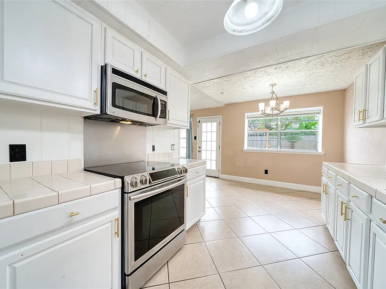 1323 Oakengates Dr — Photo 18