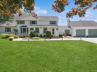 43 Hill St, Wading River, NY 11792