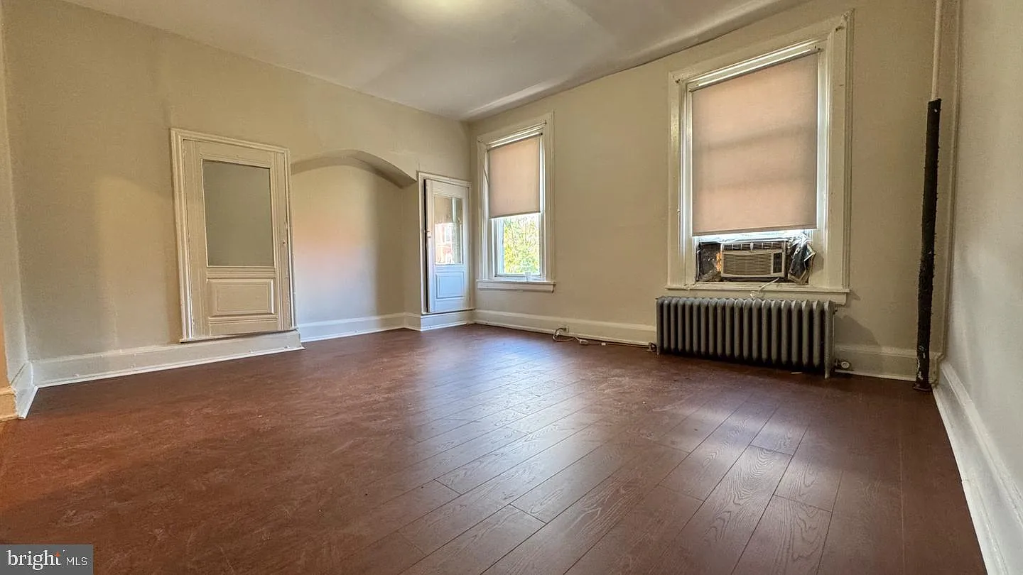 2 bed, 1.0 bath, 2556 sqft, $1,100 — Photo 3