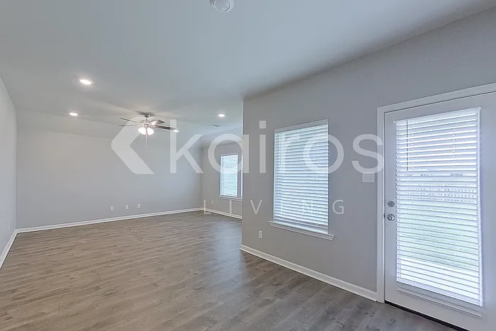 113 Yardley Ct — Photo 2